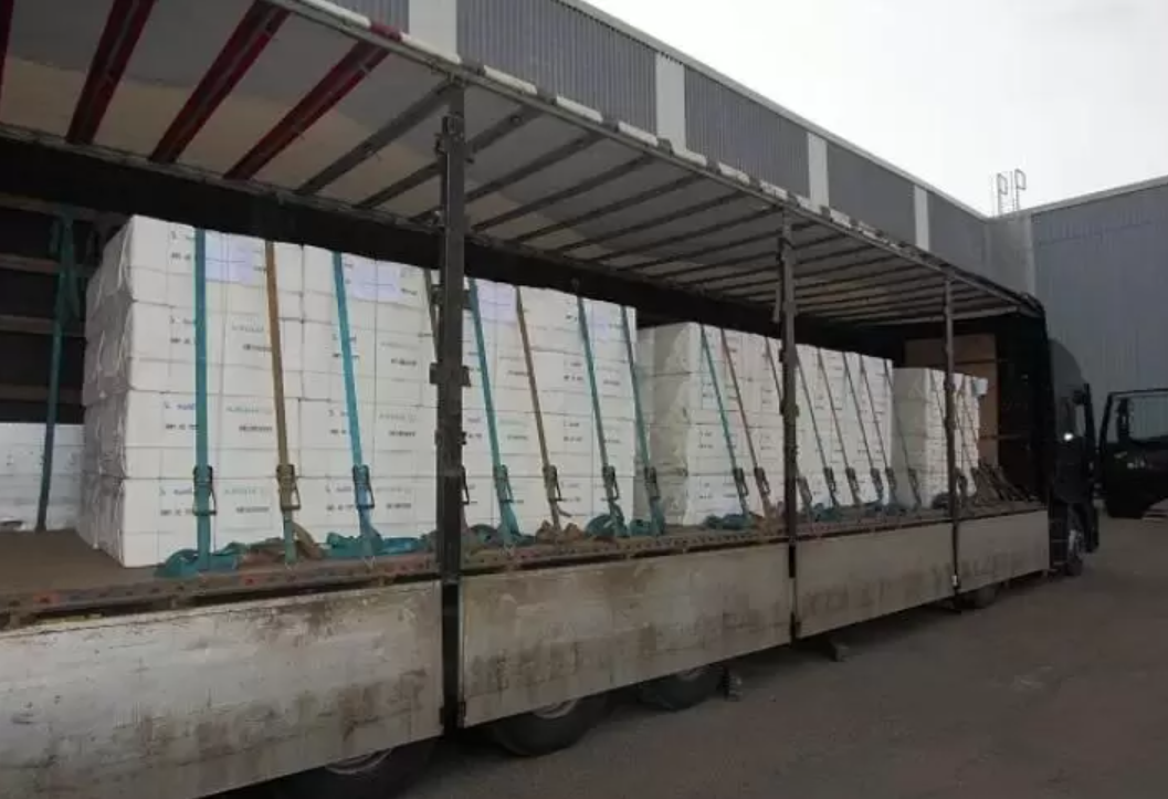Cómo utilizar correas de amarre para asegurar cargas