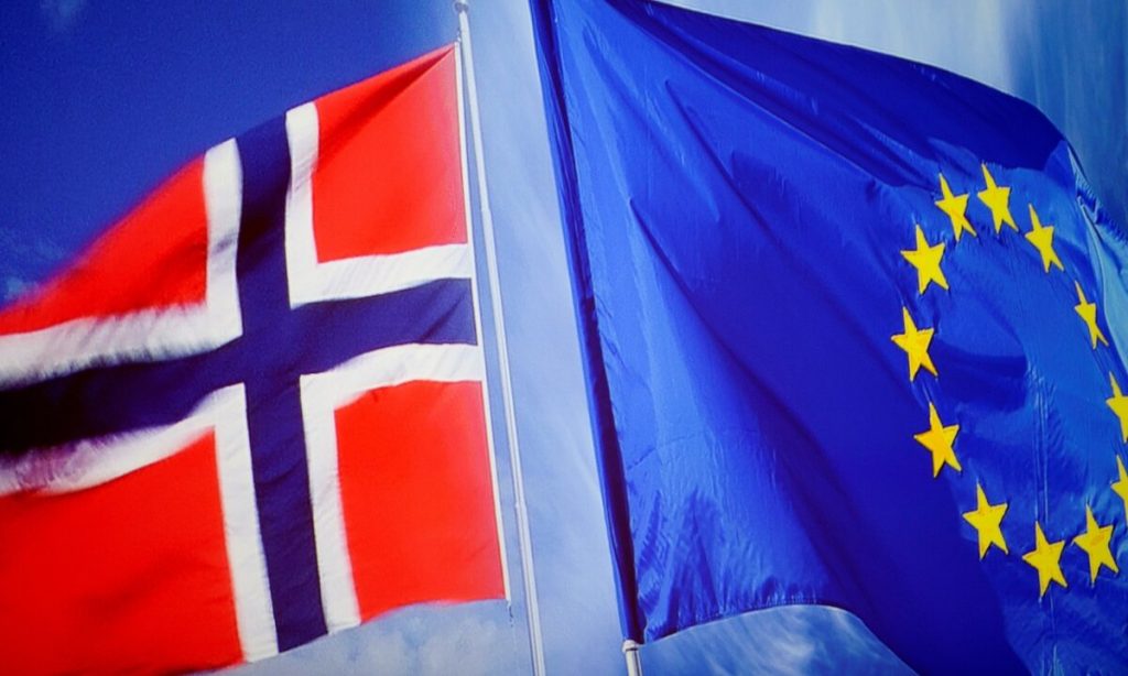Bandera de Noruega y Unión Europea