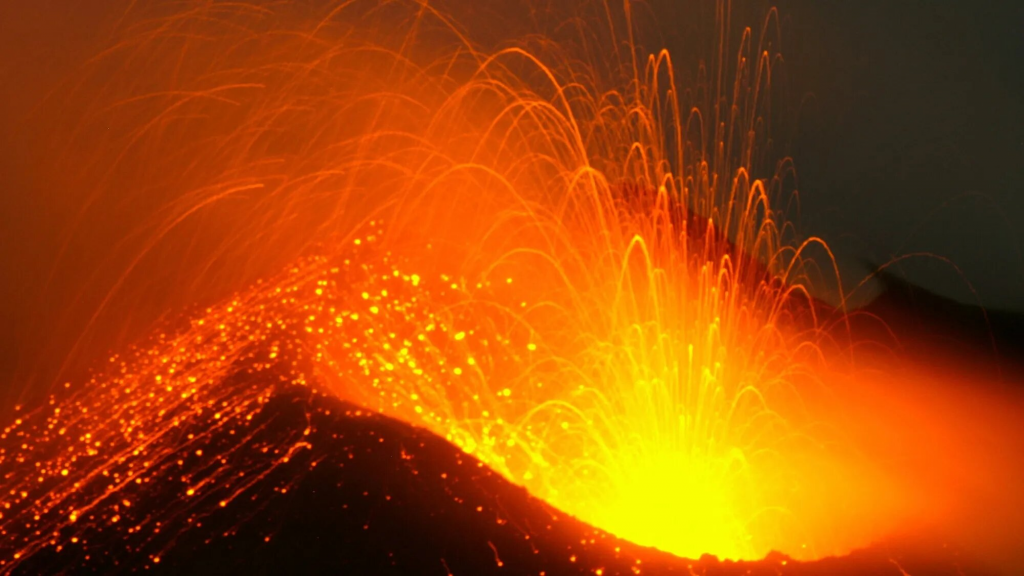 Erupción volcánica con lava incandescente.