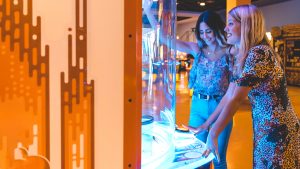 mujeres en máquinas recreativas