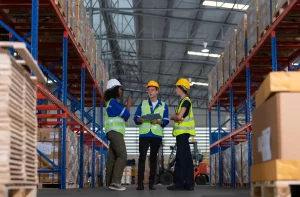 Grupo de empleados en un almacén