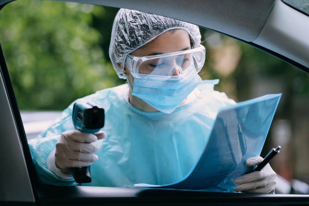 doctor-mujer-usa-pistola-termometro-infrarrojo-para-verificar-la-temperatura-corporal