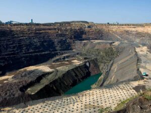 Mina a cielo abierto de gran tamaño utilizada para la extracción de diamantes y otros minerales preciosos.
