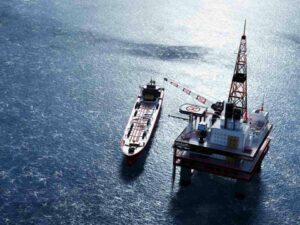 Plataforma petrolífera marina junto a un buque en alta mar durante operaciones de extracción de petróleo.