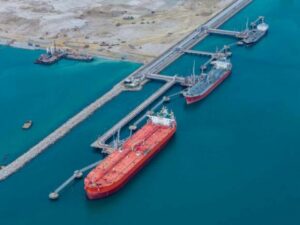 Vista aérea de varios petroleros atracados en una terminal marítima de carga y transporte de petróleo. Select 84 more words to run Humanizer.