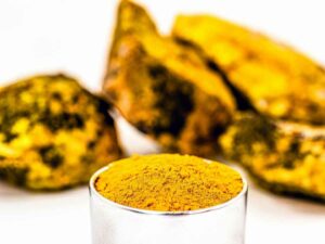 Mineral de uranio y polvo concentrado de color amarillo utilizados en procesos de extracción y producción de combustible nuclear.